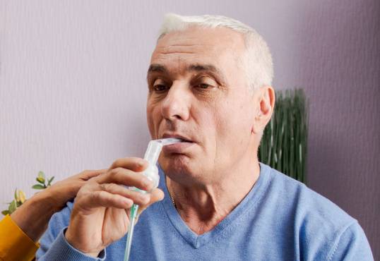 Лечение астмы с помощью ингалятора или небулайзера