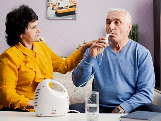 Лечение астмы с помощью ингалятора или небулайзера